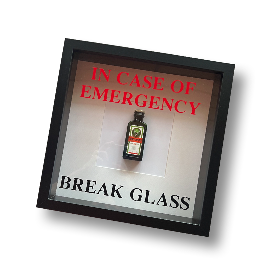 Decorazione da parete "In Emergency Break Glass" – Design Jägermeister con cornice nera