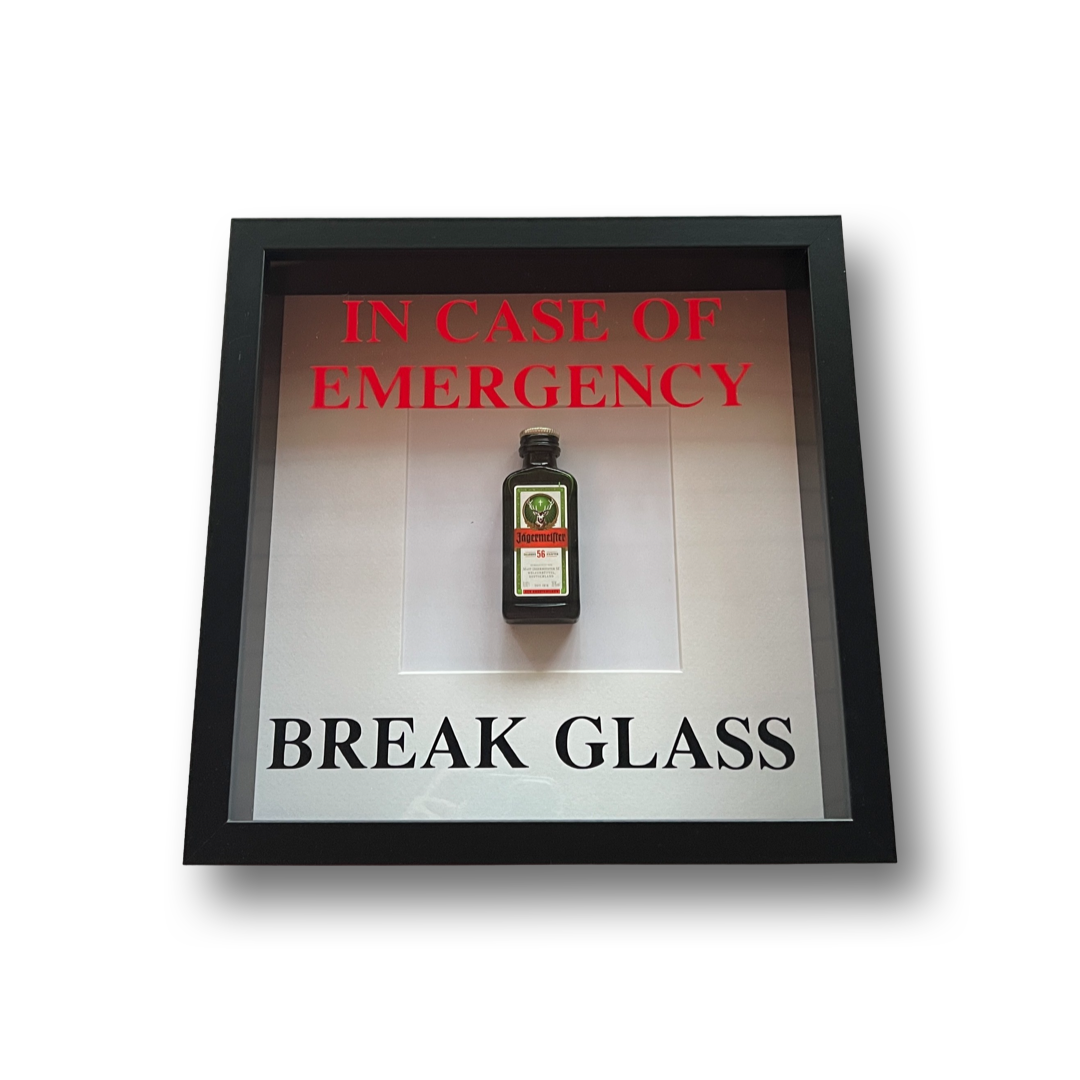 Wandschmuck „In Emergency Break Glass“ – Jägermeister-ontwerp met zwarte lijst