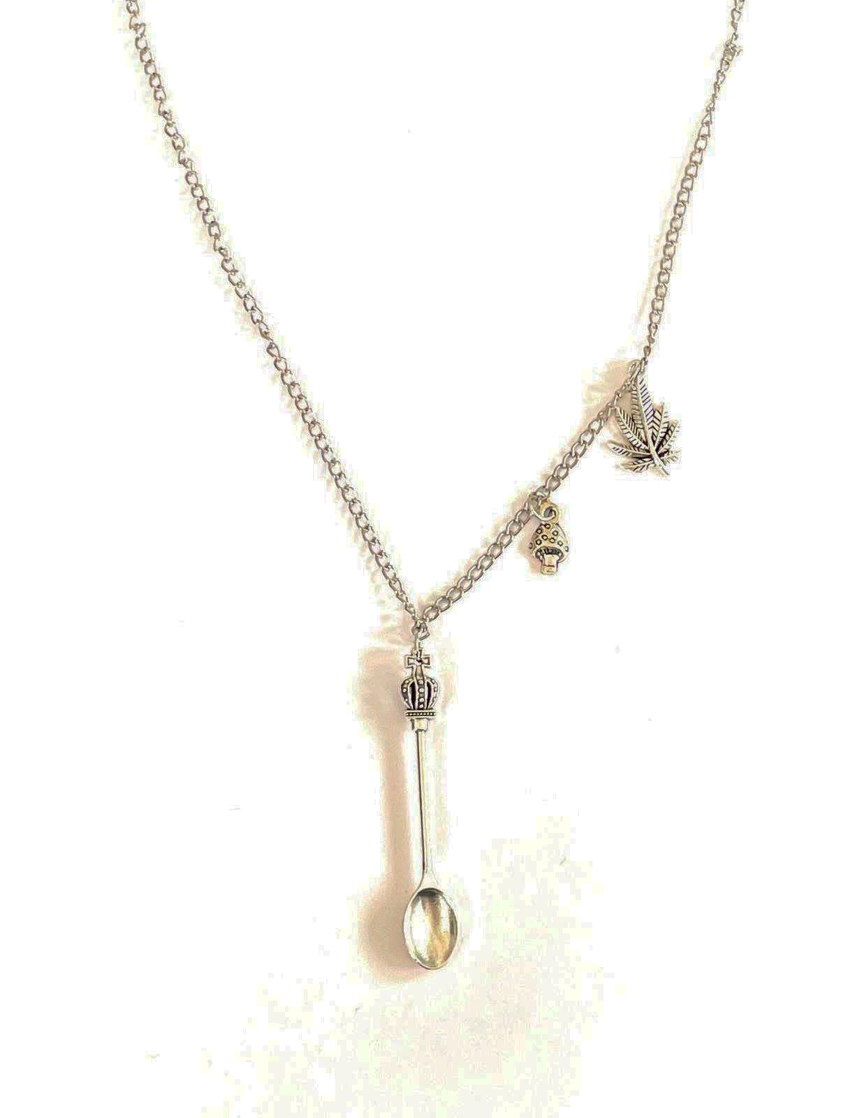 Colgante de mini cuchara elegante con corona y charms de hongo/cáñamo con cadena de plata de 45 cm