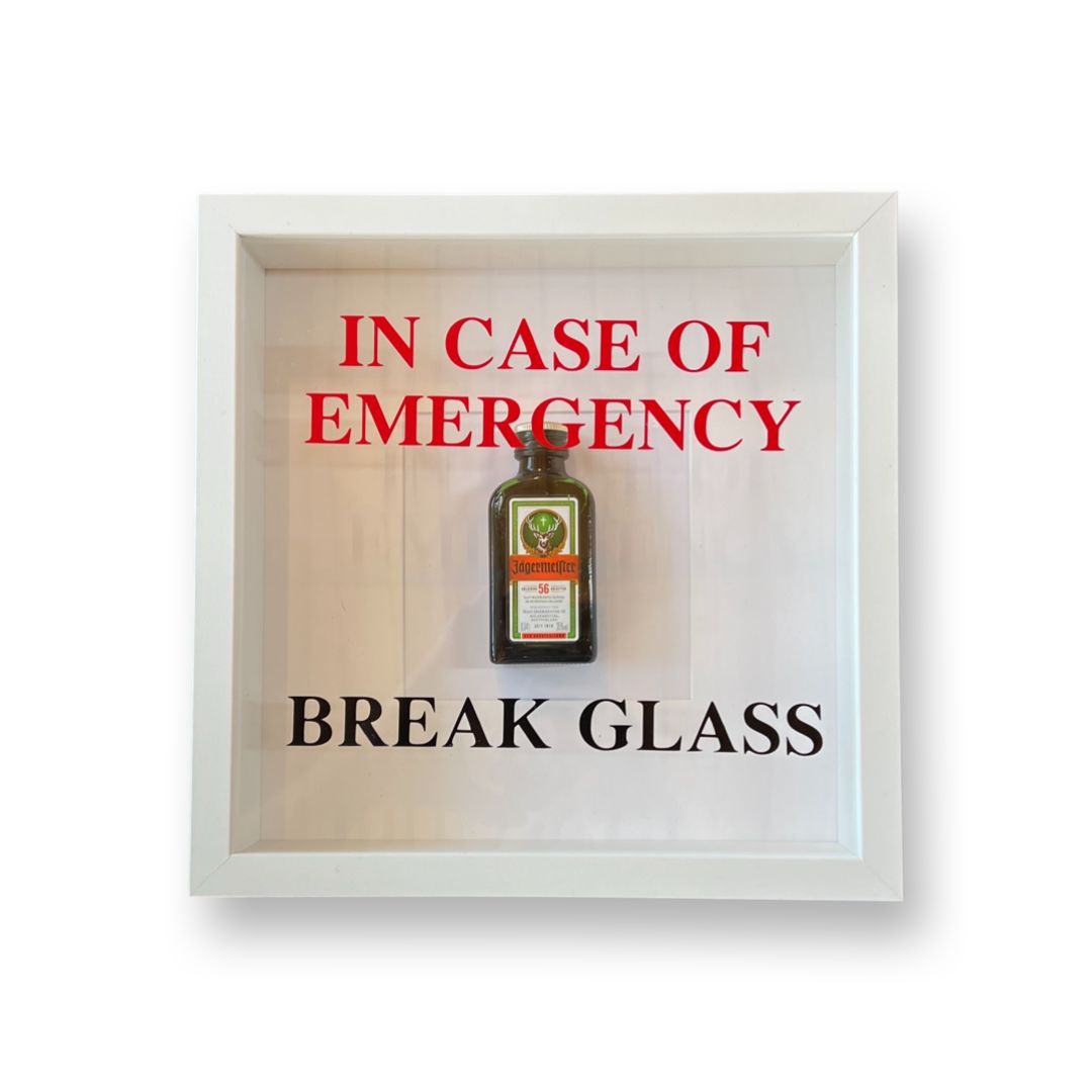 Decorazione da parete "In Emergency Break Glass" – Design Jägermeister con cornice bianca