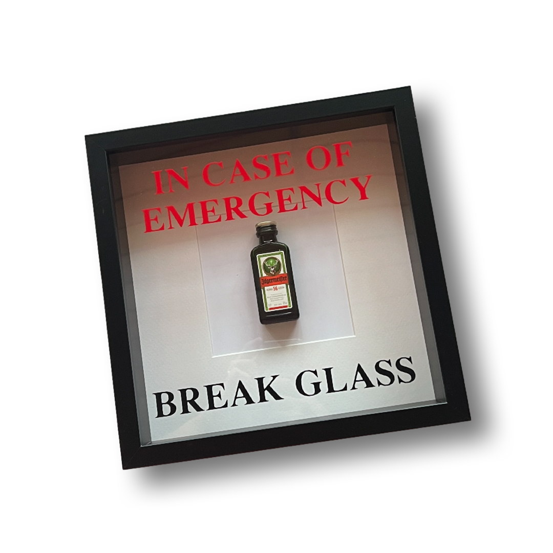 Decorazione da parete "In Emergency Break Glass" – Design Jägermeister con cornice nera