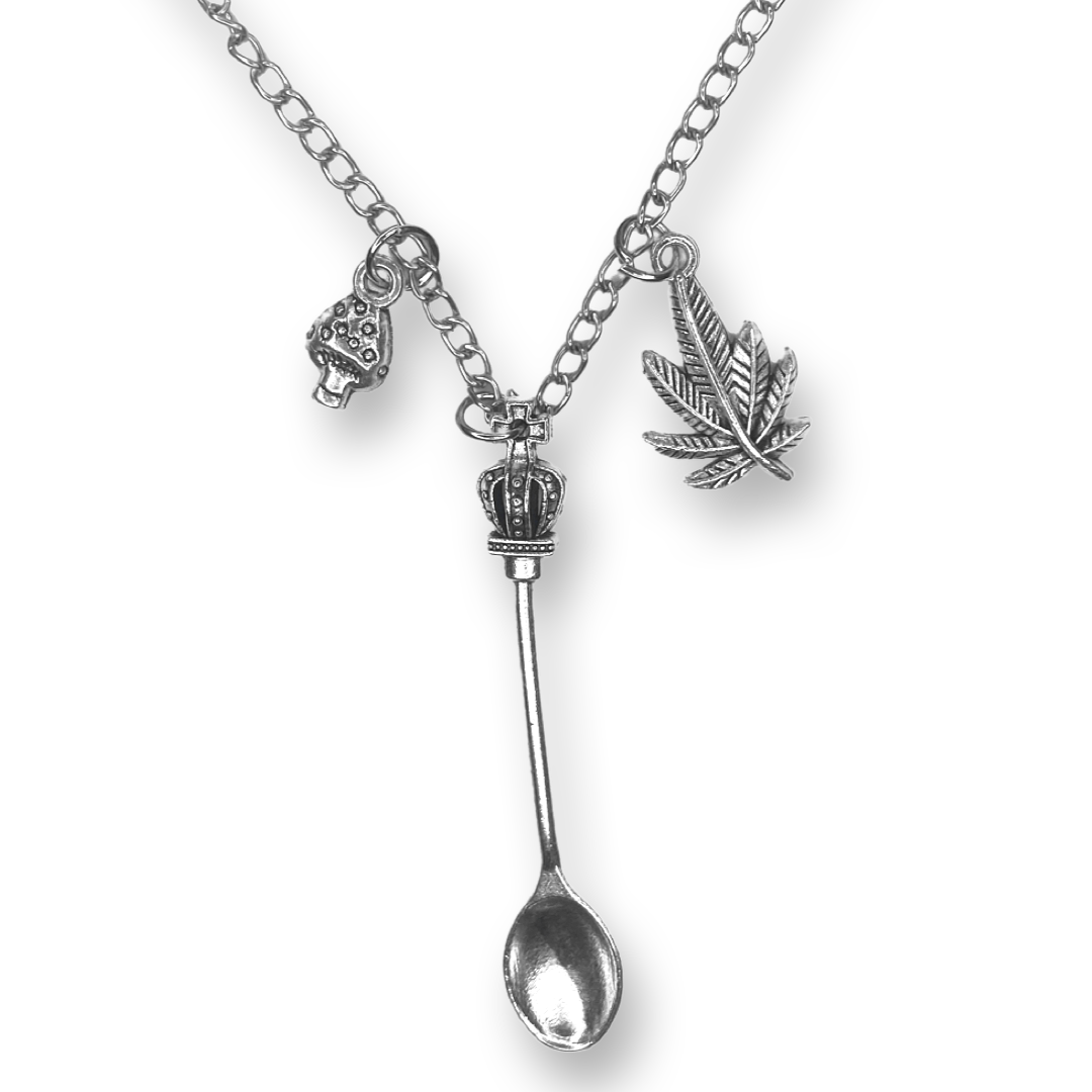 Elegante ciondolo a forma di mini cucchiaio con corona e charm fungo/canapa con collana d'argento di 45 cm