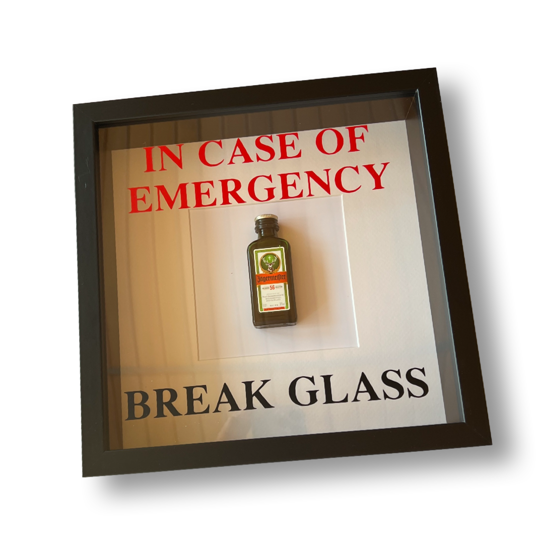 Decorazione da parete "In Emergency Break Glass" – Design Jägermeister con cornice nera