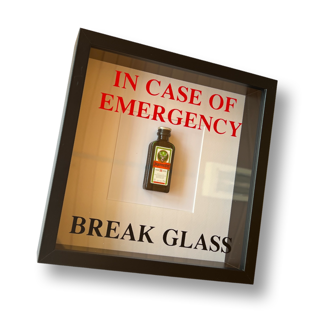 Wandschmuck „In Emergency Break Glass“ – Jägermeister-ontwerp met zwarte lijst