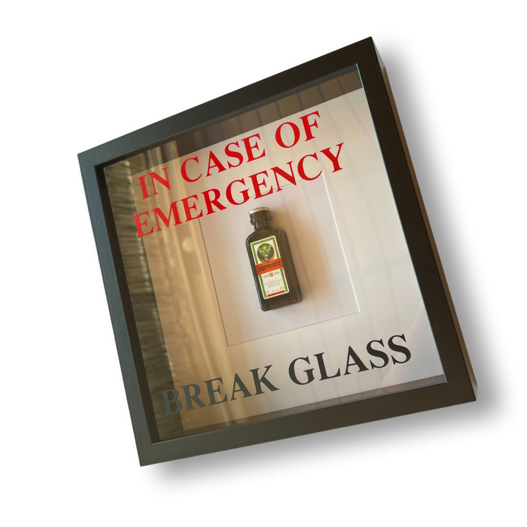 Decorazione da parete "In Emergency Break Glass" – Design Jägermeister con cornice nera