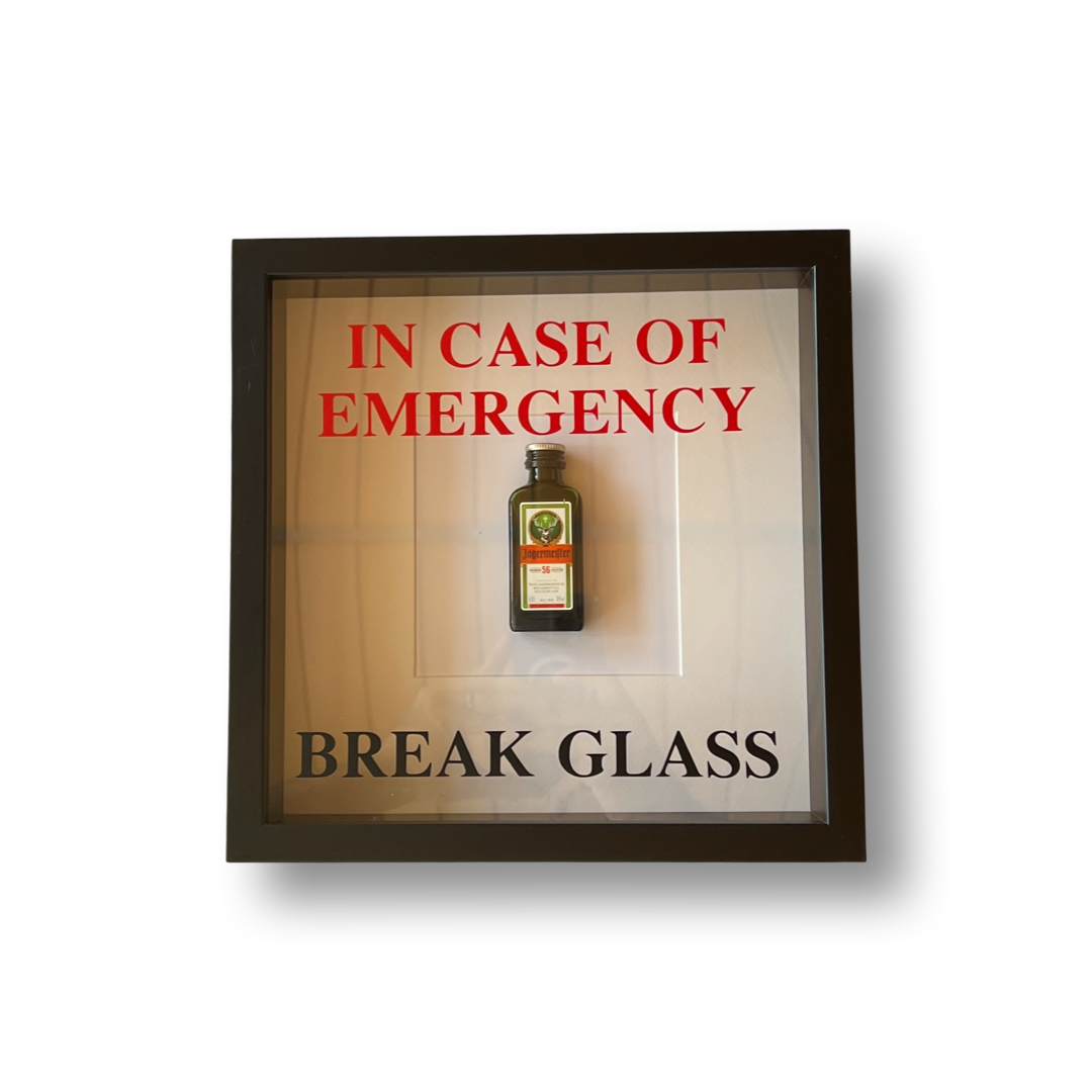 Wandschmuck „In Emergency Break Glass“ – Jägermeister-ontwerp met zwarte lijst