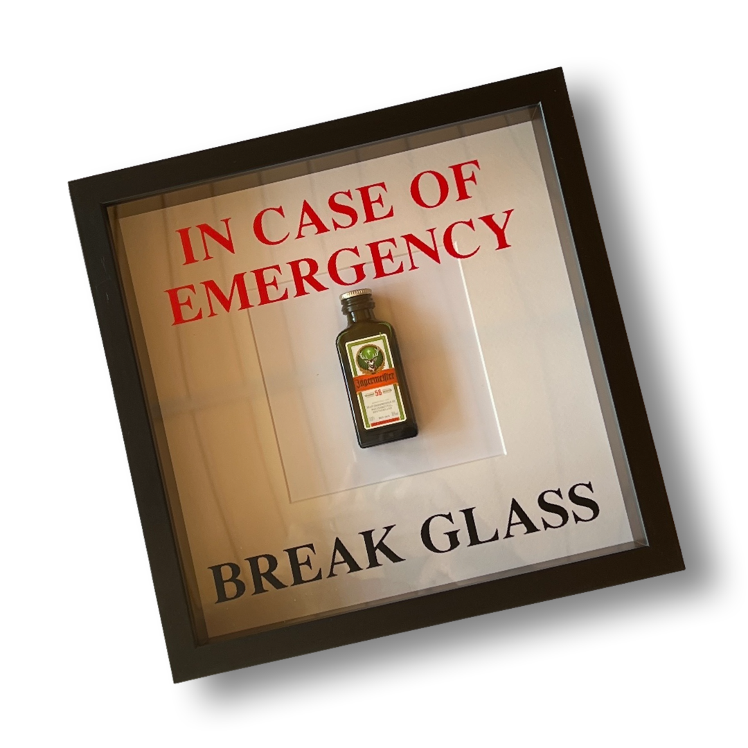 Wandschmuck „In Emergency Break Glass“ – Jägermeister-ontwerp met zwarte lijst