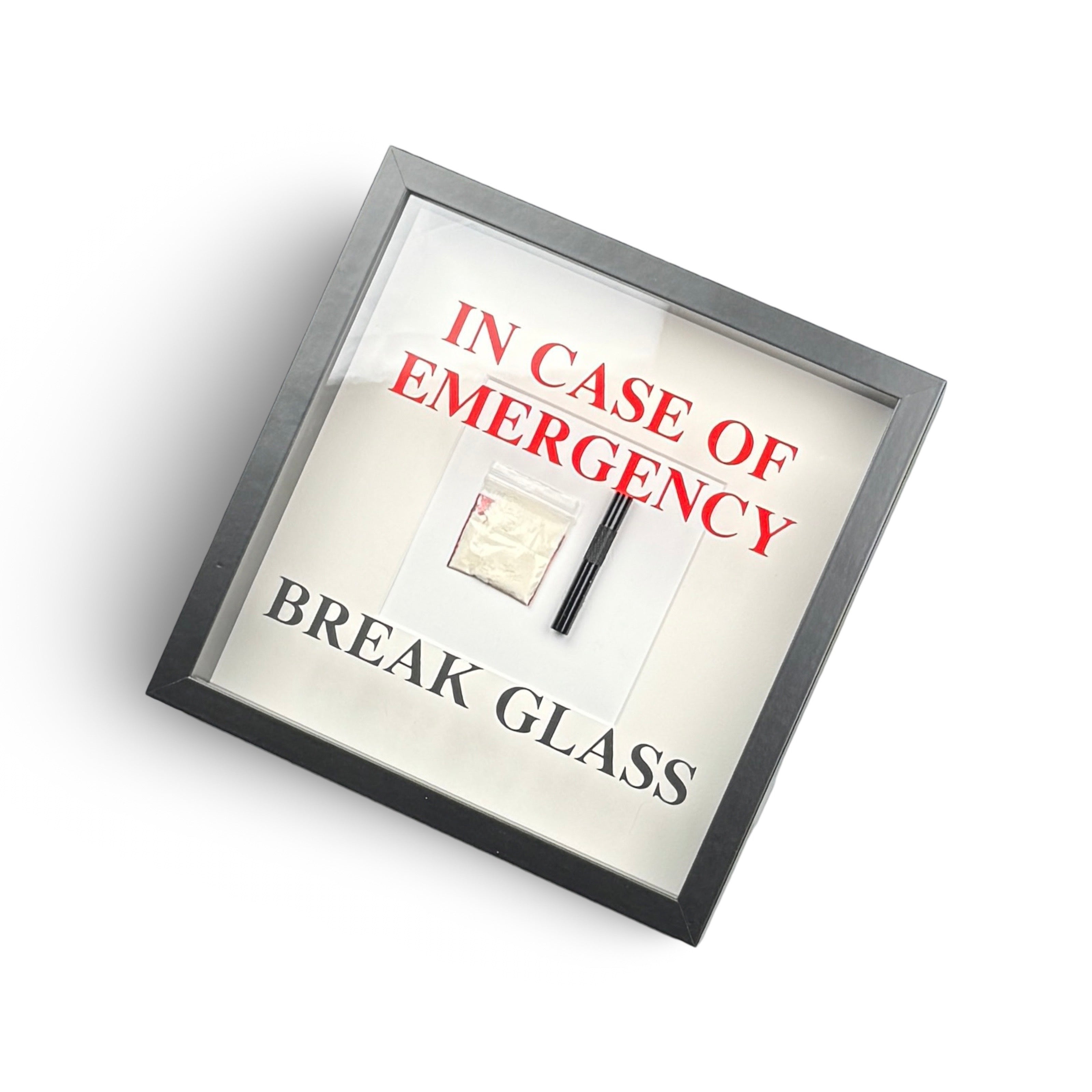 "In Case of Emergency Break Glass" – Wandbild mit Kokain Tütchen und Ziehröhrchen schwarzer Rahmen