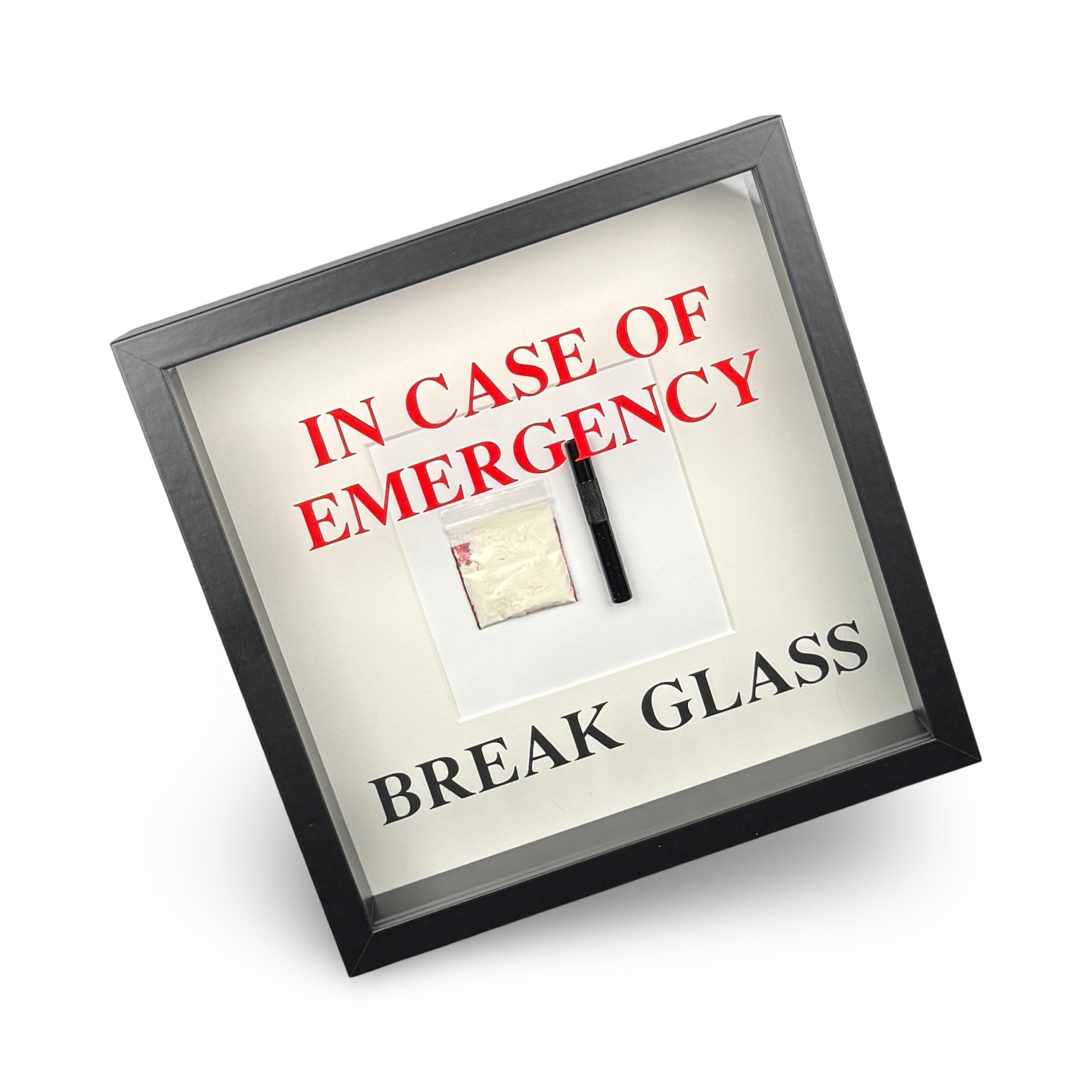 "In Case of Emergency Break Glass" – Wandbild mit Kokain Tütchen und Ziehröhrchen schwarzer Rahmen