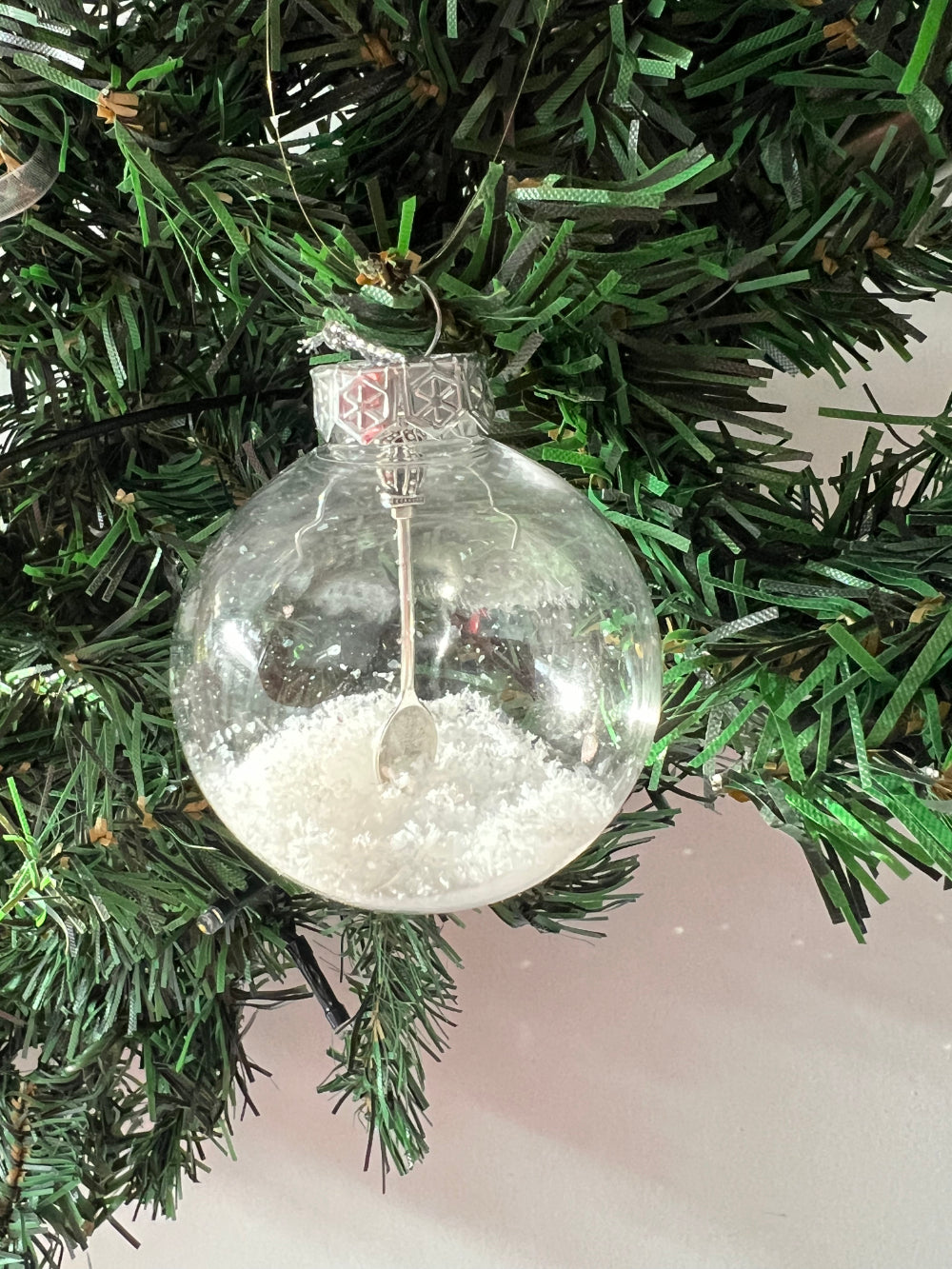 Esfera de Navidad con nieve artificial y cuchara – La decoración navideña especial