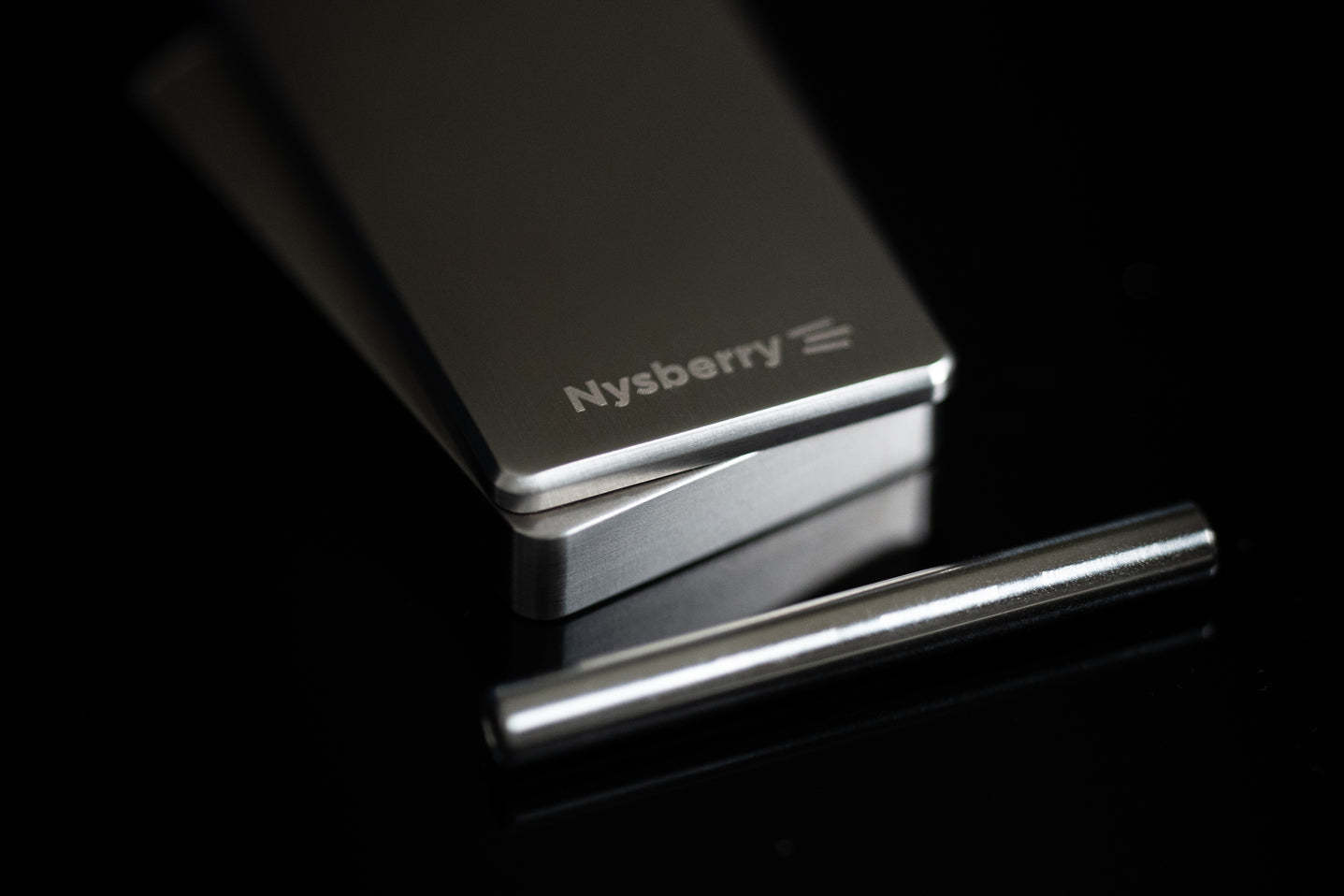 Nysberry - Luxurious & elegant snuff box made of stainless steel - antibacterial!