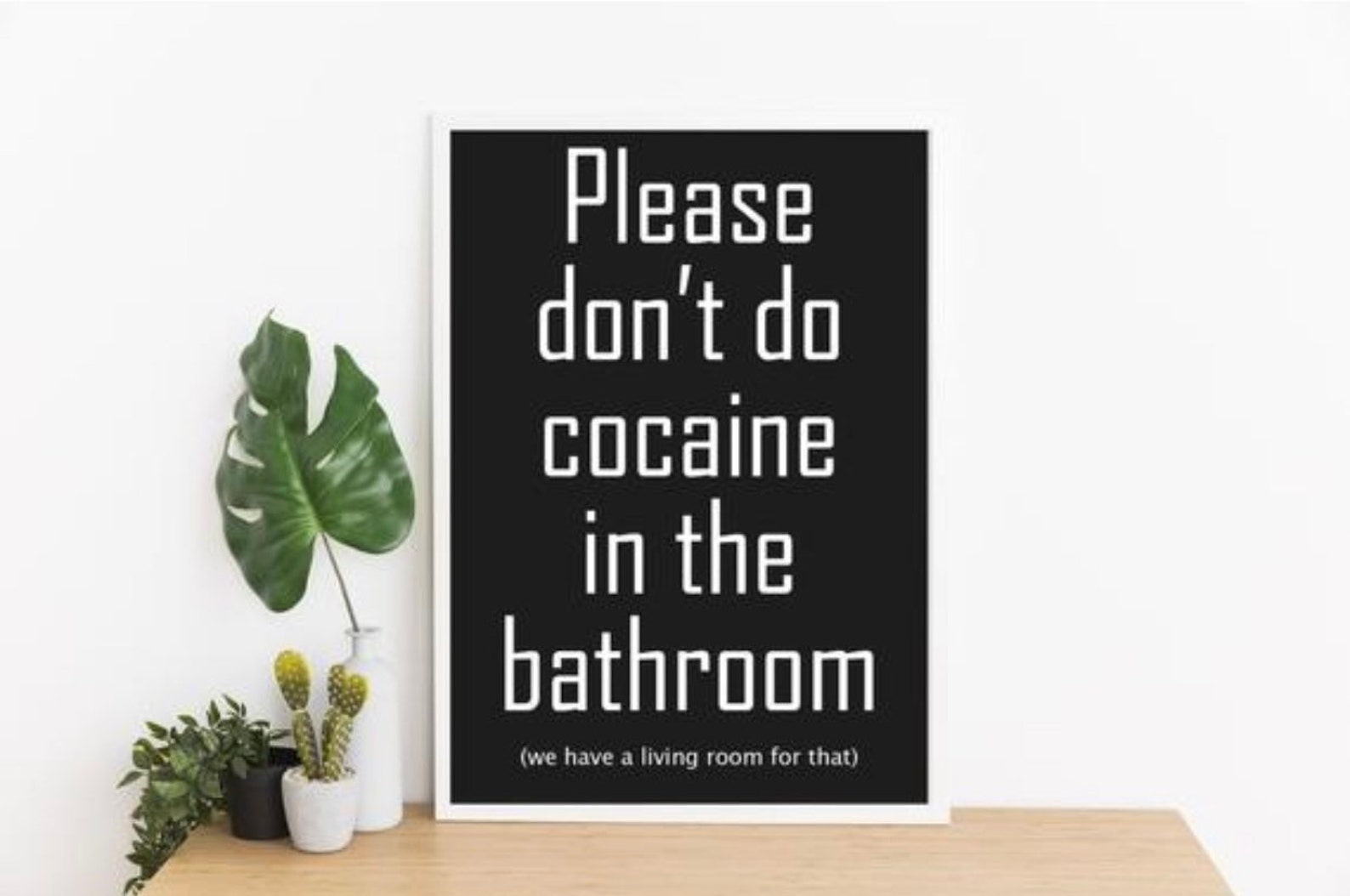 Poster "Doe alsjeblieft geen cocaïne in de badkamer" – DIN A3 met witte lijst