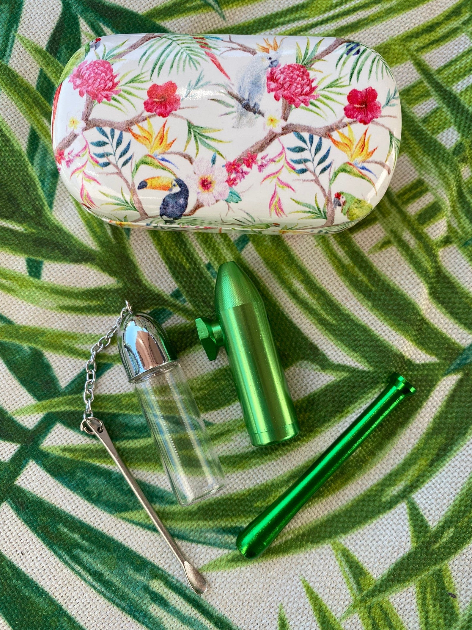 Set "Tropical Green/Silver" – Accesorios elegantes en estuche duro tropical