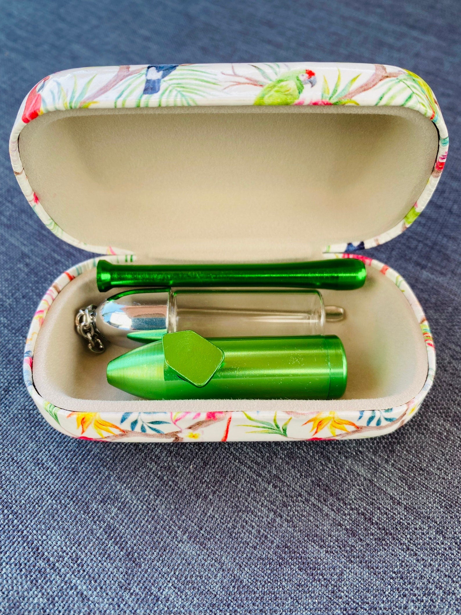 Set "Tropical Green/Silver" – Stijlvolle accessoires in een tropische hardcase