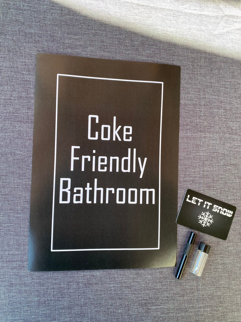 Set regalo poster – carta per hack, tubi e poster Coke Friendly Bathroom