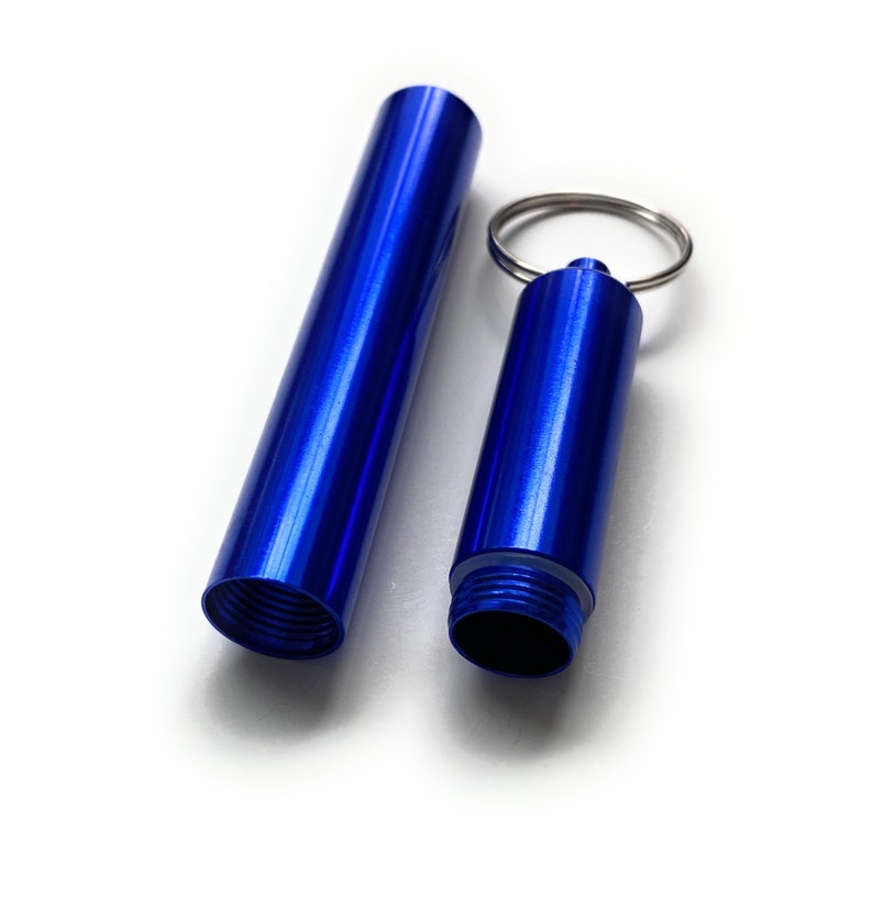 Afsluitbare aluminium pillendoos als sleutelhanger – Smal & Praktisch (Blauw)