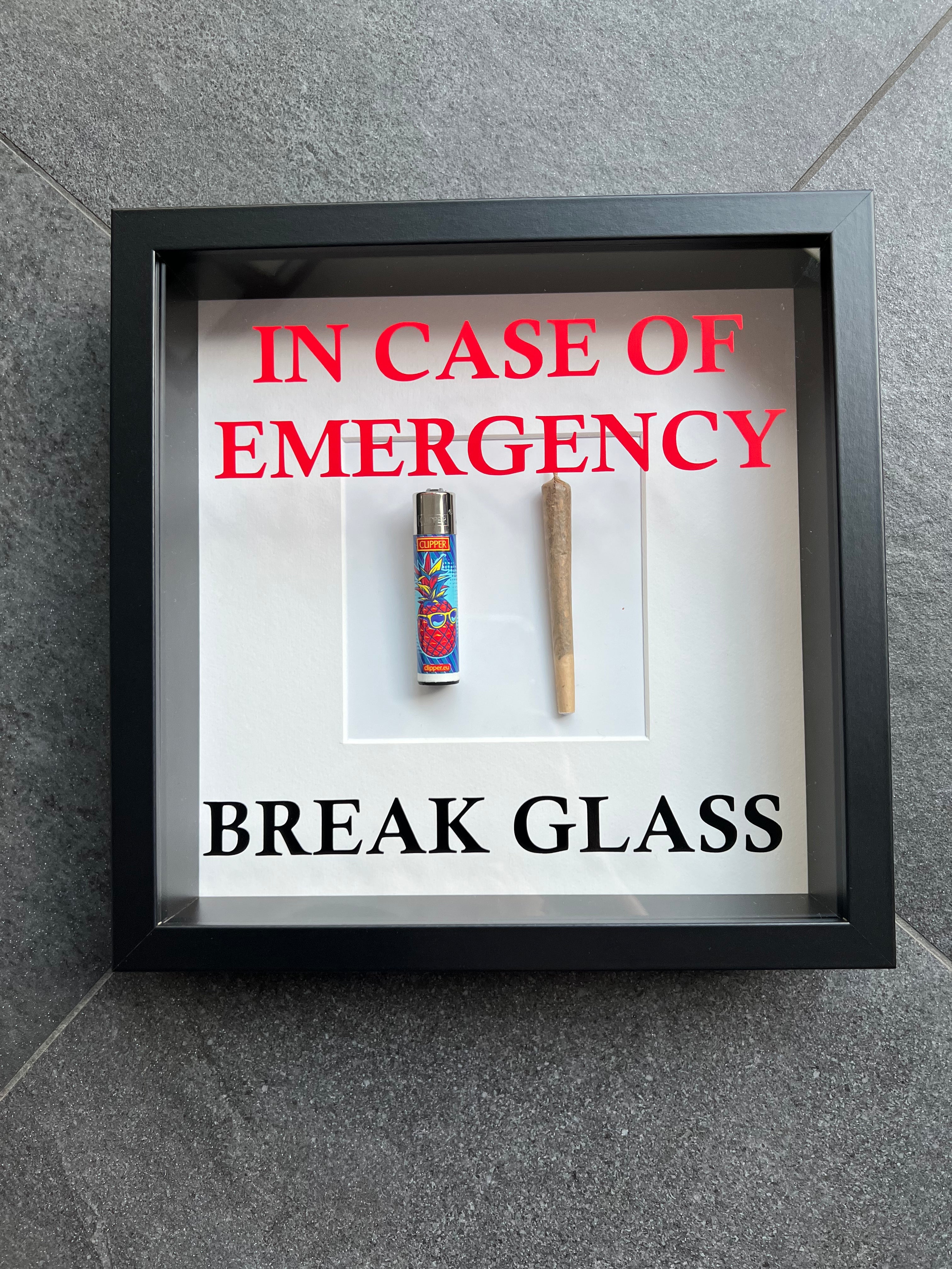 Wandschmuck "In Case of Emergency – Break Glass - Joint" Weißer Rahmen