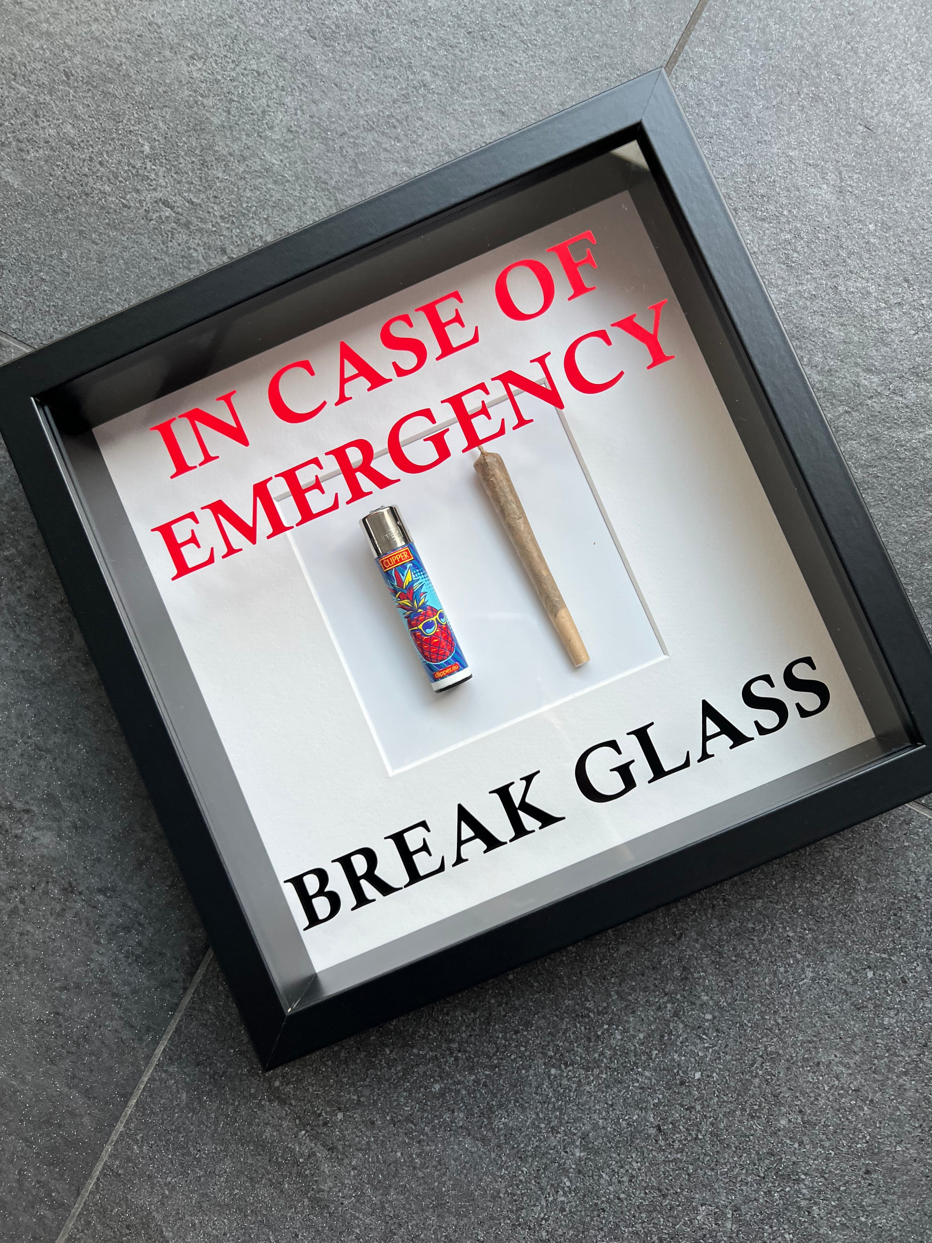 Wandschmuck "In Case of Emergency – Break Glass - Joint" Weißer Rahmen